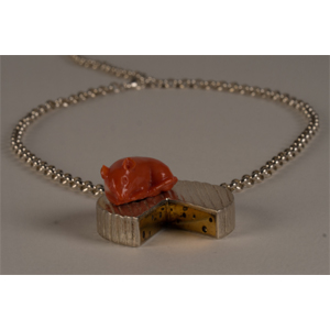 上地上令氏(珊瑚彫刻) 制作/山口理氏(ペンダント) 制作 珊瑚彫刻鼠と銀 真鍮チーズのペンダント(赤珊瑚/銀/真鍮) - silver brass cheese pendant with a red-coral carving mouse