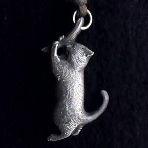 目刺しに飛びつくシャム君(銀) - Siamese cat playing with a dried sardine(silver)