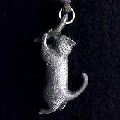 三沢もなみ氏 制作 目刺しに飛びつくシャム君(銀) - Siamese cat playing with a dried sardine(silver)
