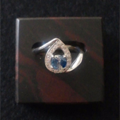 近藤寿彦氏 制作 バイカラーサファイアプラチナリング「雫」(バイカラーサファイア、ダイヤモンド、プラチナ) - bi-colour sapphire platinum ring dewdrop(bi-colour sapphire, diamond, platinum)