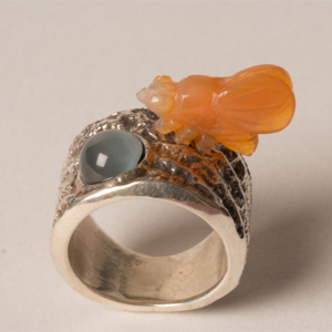 メキシコ(オパール彫刻)/山口理氏(リング) 制作 アクアマリンキャッツアイ/オパール彫刻蠅リング(銀) - opal carving fly ring(silver) with an aquamarine-cat'seye