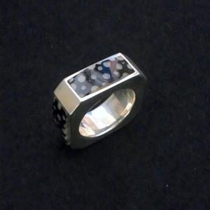 漆研ぎ出し鮫革八角形リング(銀) - black-lacquered-stingrayskin octagonal ring(silver)